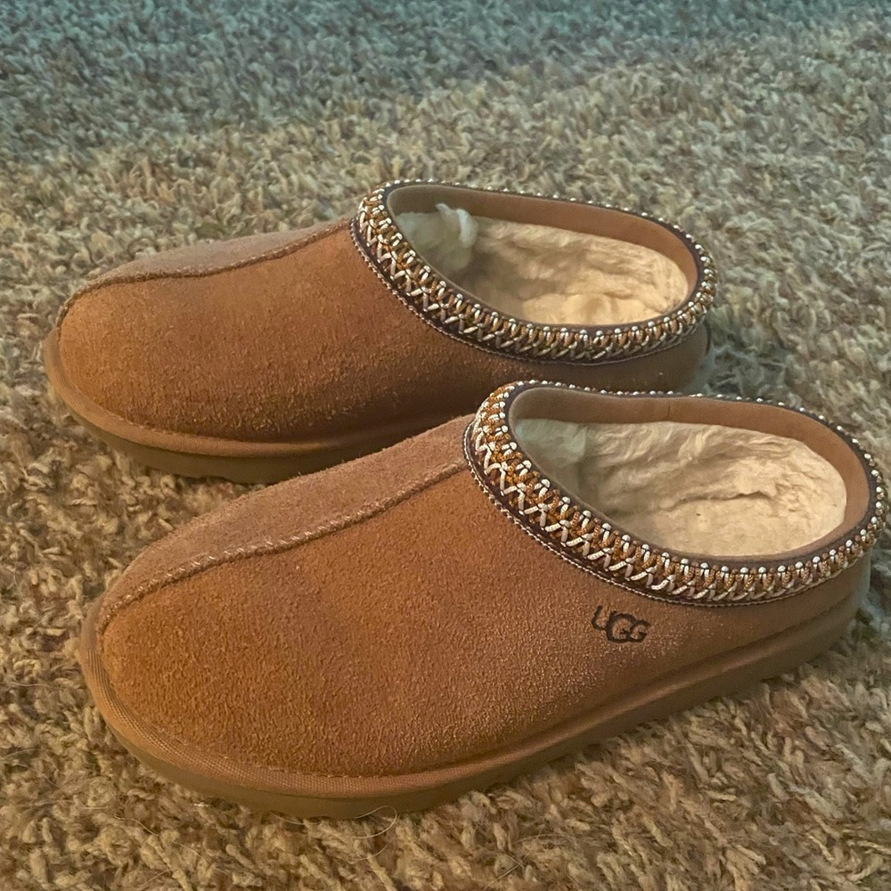 Ugg Tasman(big kid 5 women’s 7)